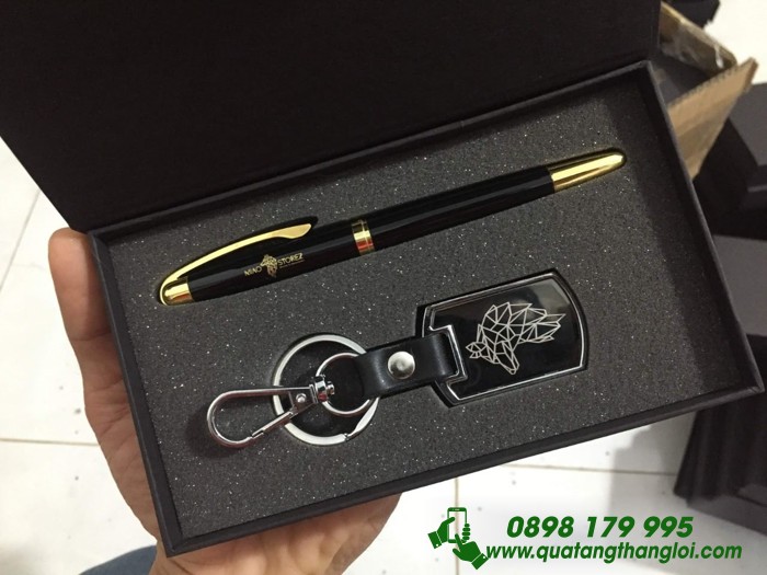 GST18– Bộ Quà Tặng - Giftset 3 món (Móc Khóa+ Bút+Hộp Quà) in logo GST18– Bộ Quà Tặng - Giftset 3 món (Móc Khóa+ Bút+Hộp Quà) in logo