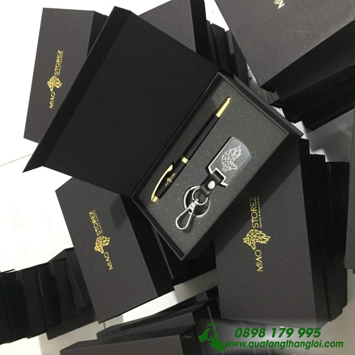 GST18– Bộ Quà Tặng - Giftset 3 món (Móc Khóa+ Bút+Hộp Quà) in logo GST18– Bộ Quà Tặng - Giftset 3 món (Móc Khóa+ Bút+Hộp Quà) in logo