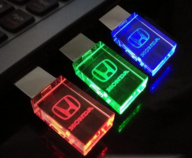 UPT 01 - USB Pha le iin khắc 3d quà tặng khách hàng