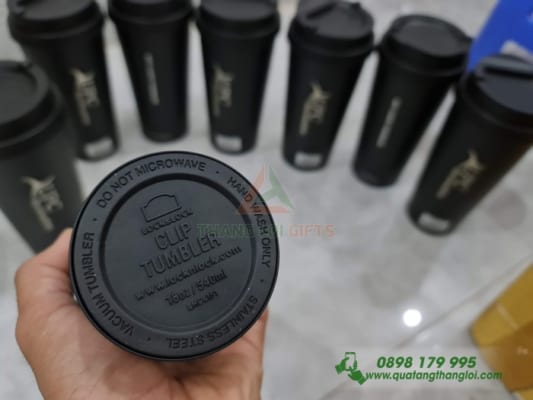 Ly Giu Nhiet khac logo Thuong Hieu UPC lam tang nhan vien