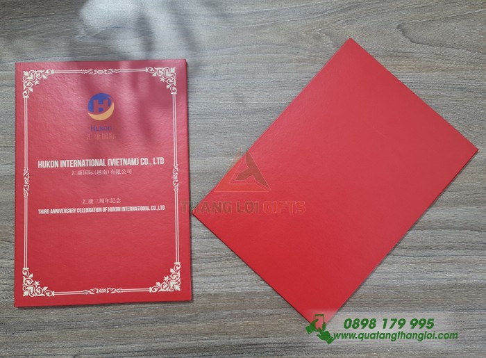 Bia Dung Giay Khen ep kim vang logo HuKon va noi dung theo yeu cau 