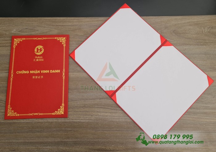 Bia Dung Giay Khen ep kim vang logo HuKon va noi dung theo yeu cau 