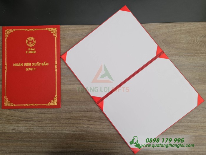 Bia Dung Giay Khen ep kim vang logo HuKon va noi dung theo yeu cau 