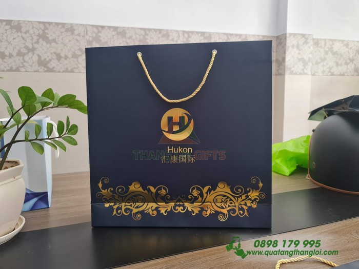 Tu Xach Giay ep kim vang logo Hukon
