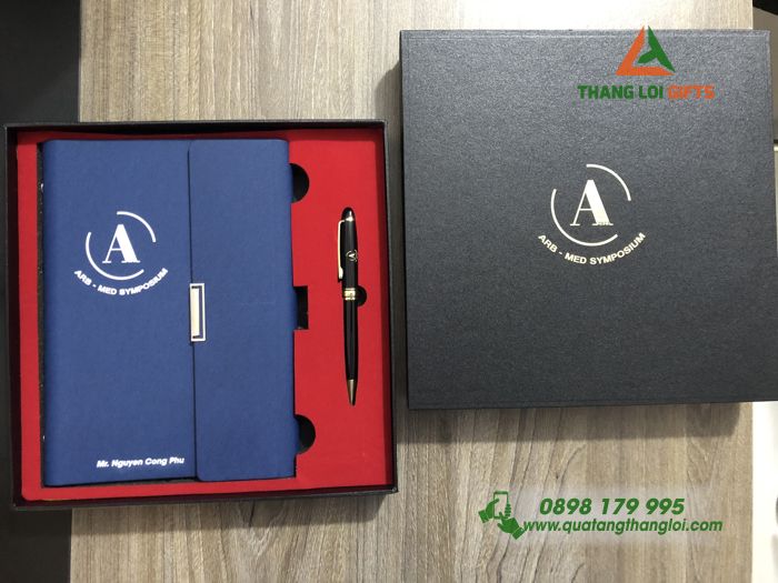 Bo giftset So tay da, But ky kim loai – In logo ARB