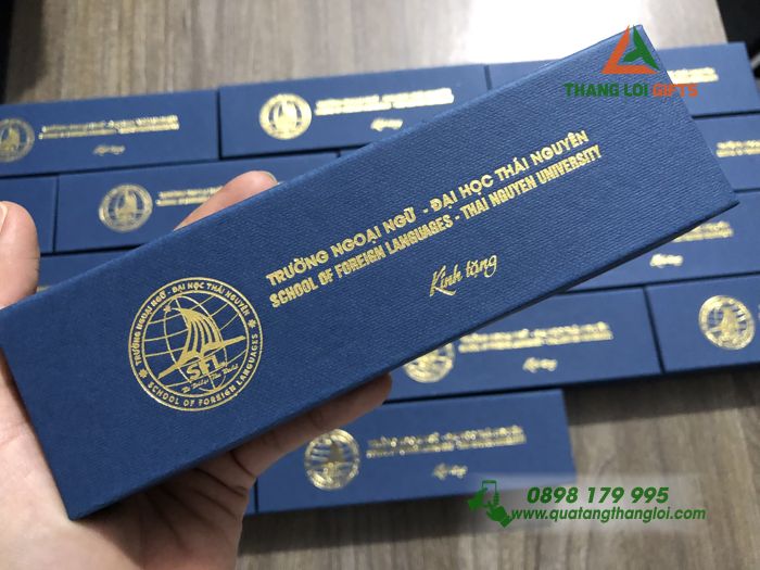 Hộp quà tặng bút ký kim loại tổ ong – Khắc logo trường DH Thái Nguyên