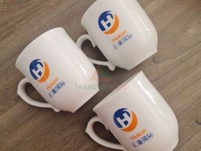 Ly sứ có nắp ngọn lửa in logo Doanh Nghiệp HUKON