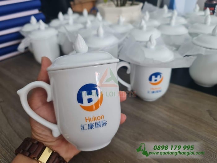 Ly sứ có nắp ngọn lửa in logo Doanh Nghiệp HUKON