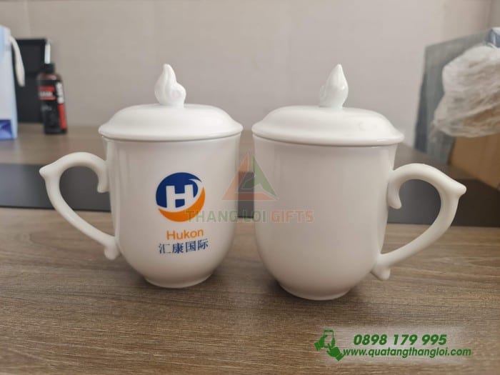 Ly sứ có nắp ngọn lửa in logo Doanh Nghiệp HUKON