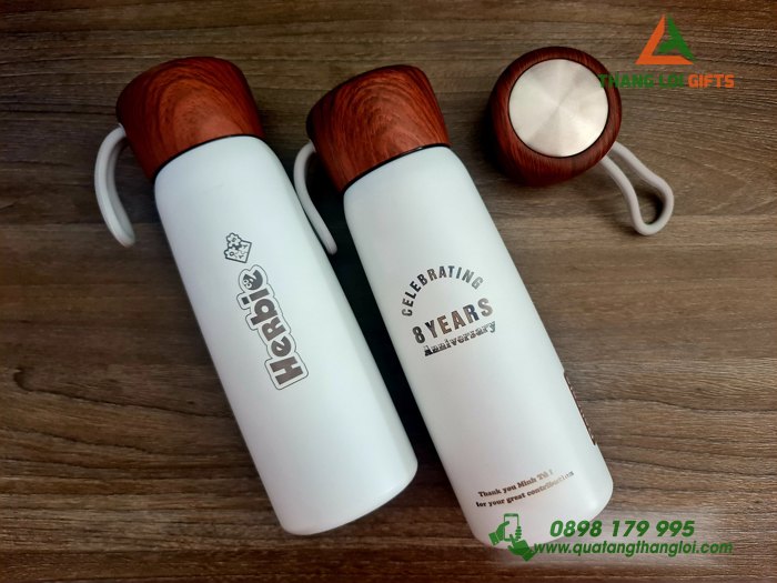 Bình giữ nhiệt nắp vân gỗ sang trọng khắc tên theo yêu cầu (1) Bình giữ nhiệt nắp vân gỗ sang trọng khắc tên theo yêu cầu (1)
