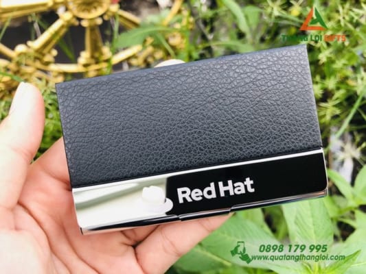 Hop dung namecard Inox phoi da Mau den - Khac logo RED HAT