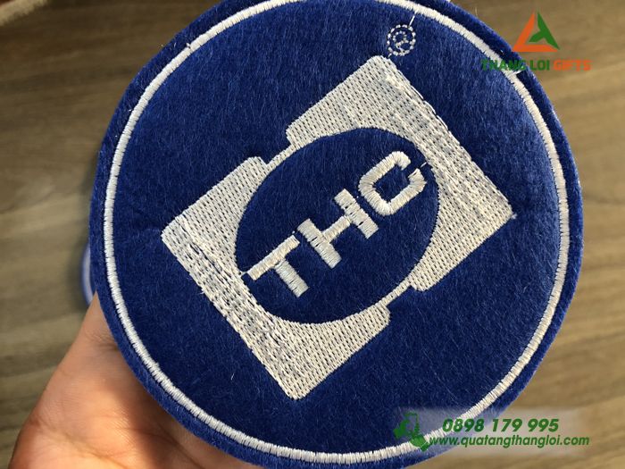 Mieng lot ly vai ni - In an logo THC