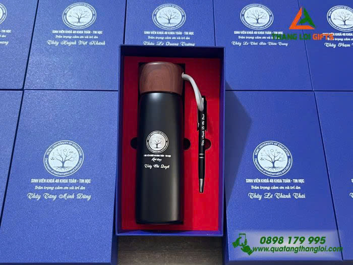 GST 68 – Bộ Quà Tặng In Logo (Bình nắp gỗ & Bút bi) GST 68 – Bộ Quà Tặng In Logo (Bình nắp gỗ & Bút bi)