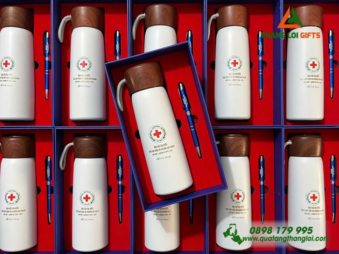 GST 68 – Bộ Quà Tặng In Logo (Bình nắp gỗ & Bút bi) GST 68 – Bộ Quà Tặng In Logo (Bình nắp gỗ & Bút bi)