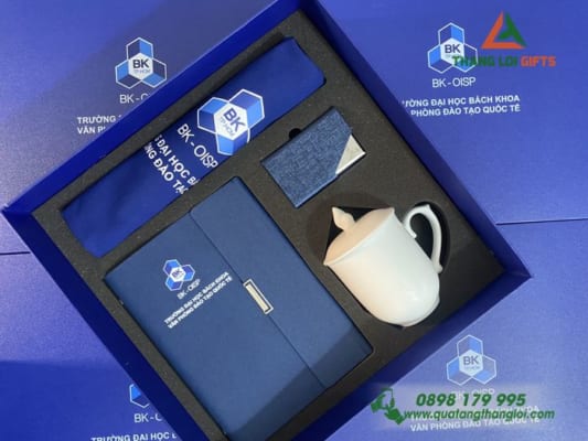 GST 64 – Bộ Quà Tặng Cao Cấp (Sổ, Hộp đựng Namecard, Túi vải & Ly Sứ) In Logo Theo Yêu Cầu GST 64 – Bộ Quà Tặng Cao Cấp (Sổ, Hộp đựng Namecard, Túi vải & Ly Sứ) In Logo Theo Yêu Cầu