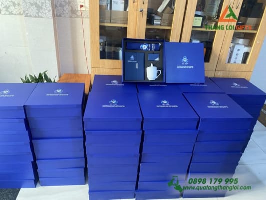 GST 64 – Bộ Quà Tặng Cao Cấp (Sổ, Hộp đựng Namecard, Túi vải & Ly Sứ) In Logo Theo Yêu Cầu GST 64 – Bộ Quà Tặng Cao Cấp (Sổ, Hộp đựng Namecard, Túi vải & Ly Sứ) In Logo Theo Yêu Cầu