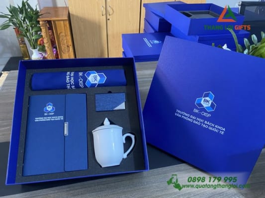 GST 64 – Bộ Quà Tặng Cao Cấp (Sổ, Hộp đựng Namecard, Túi vải & Ly Sứ) In Logo Theo Yêu Cầu GST 64 – Bộ Quà Tặng Cao Cấp (Sổ, Hộp đựng Namecard, Túi vải & Ly Sứ) In Logo Theo Yêu Cầu